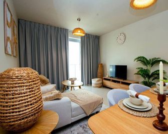 Top-Floor Corner Seaview Haven - Al Hamra Village - Sala de estar
