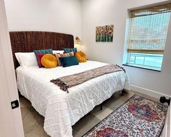Boho Bliss Downtown Apartment in Histori - Pilot Mountain - Bedroom