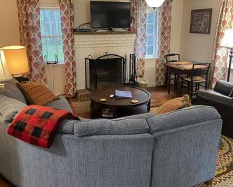 Cozy Cabin nestled by a Babbling Brook located between Highlands and Cashiers. - Highlands - Living room