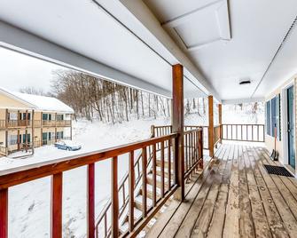 Efficient condo near slopes with kitchenette & great location - Ludlow - Balcony