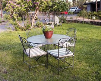 Fantastic Location! Directly above river w/a 5 minute walk to downtown. - Bend - Patio