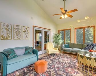 Waterfront Bristol Area Retreat w/ Boat Dock - Blountville - Living room