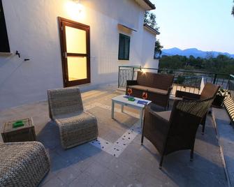 Ulisse Apartment - Rio Claro, Fondi Mare - Fondi - Balcón