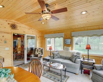 Cozy Cottage With Lake Views & Access - Nekoosa - Living room