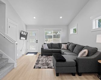 Modern 3br, fast wifi, free parking, I-90 access - Spokane Valley - Living room