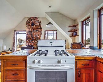 SkyDeck Crazy Wave Suite - Cozy Digs, 2nd Fl, Dog / Pet Friendly! - McKinleyville - Cocina