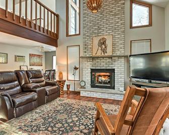 Poconos Vacation Rental with Pool Access and Hot Tub! - Bushkill - Living room