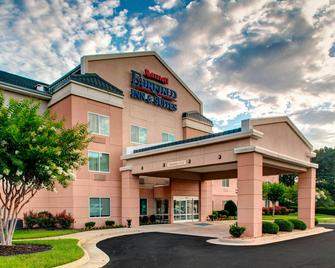 Fairfield Inn & Suites by Marriott Emporia I-95 - Emporia - Building