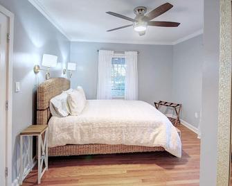 Cottage In The Oaks Is A Restored Historical Cottage From The Late 1800s - Summerville - Bedroom