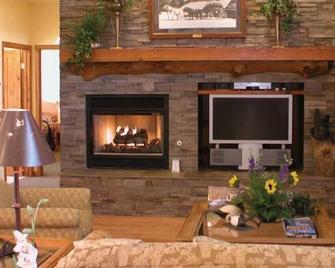Cozy Condo at Base of Mogollon Rim w/ Fireplace, WiFi & Resort Pool - Kohls Ranch