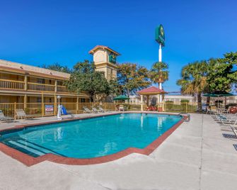 لا كينتا إن باي وينداي آي - 10 ويست سان أنتونيو تكساس - سان انطونيو - حوض السباحة