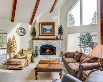 Pet-Friendly California Cabin with Beach Access - Chester - Living room