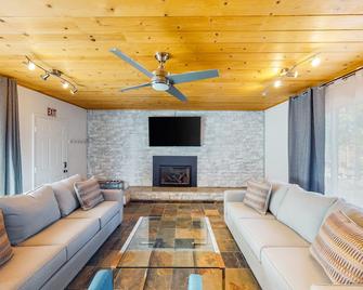 Mountain-side home base with fireplace, WiFi, full kitchen & patio with firepit - Kings Beach - Ruang tamu