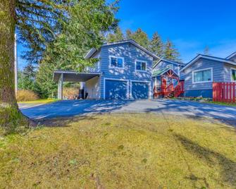 Captivating Coastline 2 BR Retreat with Ocean View - Kodiak - Building