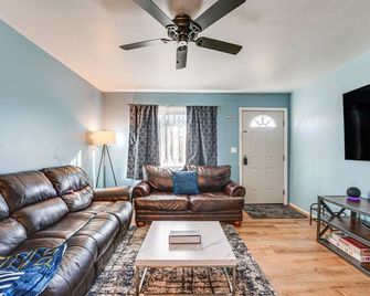 Charming Retreat in Ann Arbor - Ann Arbor - Living room