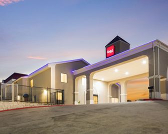Red Roof Inn & Suites Austin East - Manor - Manor - Building
