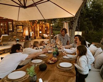 Luxury Nature Getaway Stone House by Casa Oso - Mariposa - Ravintola