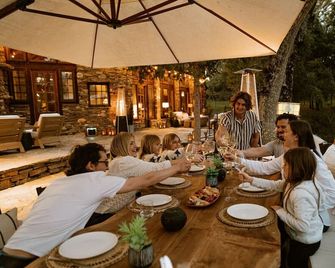 Luxury Nature Getaway Stone House by Casa Oso - Mariposa - Restaurant