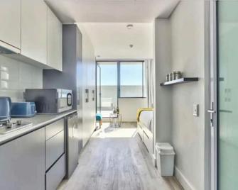 Modern Luxe Getaway for 2 with Stunning Cape Town Views, Fast WiFi, Queen Bed, Voice Control, Chic & Stylish Comfort - Cape Town - Kitchen