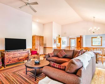 Lakeshore Treetops - Lake Junaluska - Living room