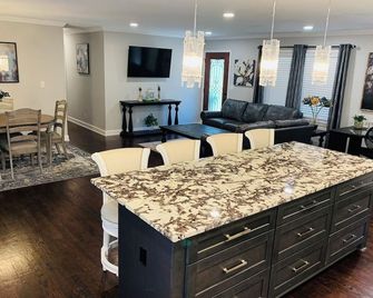 Travelers Rest Treasure - Sleeps 8 - 3 Bedroom 2 Bath - Pets Welcome - Travelers Rest