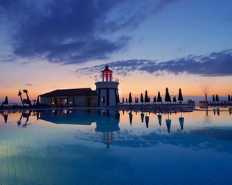 Sealight Resort Hotel - كوساداسي - حوض السباحة