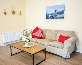 Vacation apartment \'Alpin 1\' near the lake and in absolute peace and quiet. Dogs welcome. - Gransee - Wohnzimmer