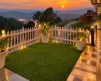 The blue lagoon mountain stay - Lansdowne - Building
