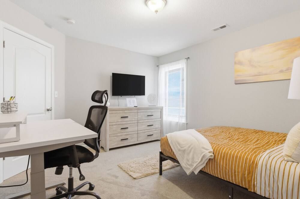 4BR Sleeps 12 with Game Room Minutes from Beach - Norfolk