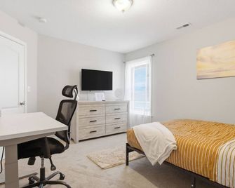 4BR Sleeps 12 with Game Room Minutes from Beach - Norfolk