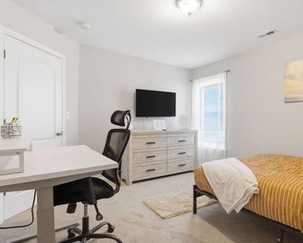 4BR Sleeps 12 with Game Room Minutes from Beach - Norfolk