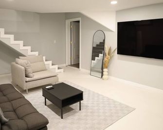 Modern Studio Duplex -15 min to Beach - Torrance - Living room