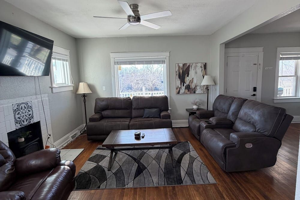 Spacious 3bed 2bath w Office & Grill - Kansas City - Huiskamer
