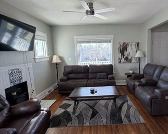 Spacious 3bed 2bath w Office & Grill - Kansas City - Huiskamer