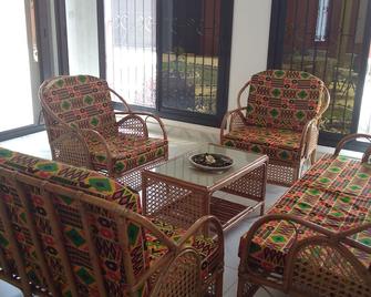 Private villa on an enclosed plot of 300 square meters 5 minutes from the beaches - Toubab Dialaw - Living room