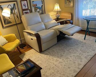 Walk to Historic Downtown Mystic! brBest Location near beach, marinas, eateries! - Mystic - Living room