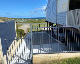 Beach Front - Pet Friendly - Holiday Home - Guilderton-Moore River - Woodridge - Balcón