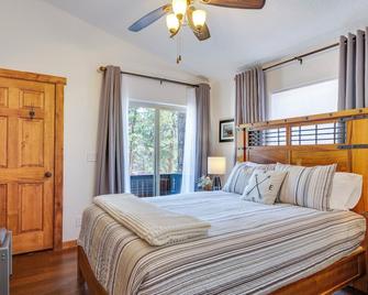 Woodland Park Apartment Forest Views and Deck! - Woodland Park - Спальня