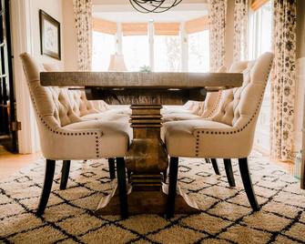 Rust House Inn, Historic Arts and Crafts Style Home - Джеймстаун - Їдальня