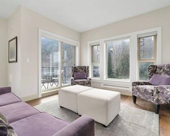 Embrace Serenity Luxe 2BR Sky high Deck - Harrison Hot Springs - Living room