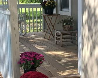 Recently updated cottage minutes from beach, pet friendly, large yard wifi, ac - Longs - Patio