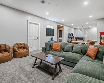 The Ultimate Playhouse: Heated Pool-Fireplace-Game Room-Theaterlounger-2dogs Ok - Wausau - Sala de estar