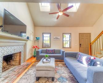 Cheerful 3 bedroom Cape, central to everything - Yarmouth - Living room