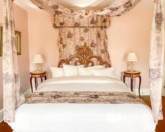The Harbor Rose - Cold Spring Harbor - Bedroom