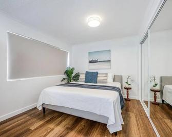 Lovely 2bd Unit, Patio and views. Best weekly rate - Alexandra Headland - Bedroom
