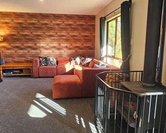 Cozy, Private Central Location - Hanmer Springs - Living room