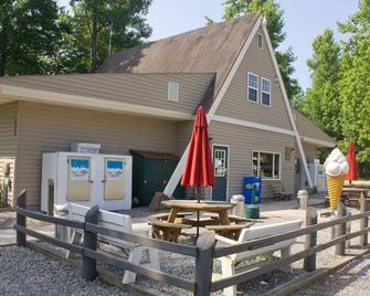 Chesapeake Bay Rv Resort - Gloucester - Patio