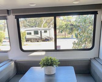 Wine Country RV next to Animal Sanctuary - Winchester - Living room