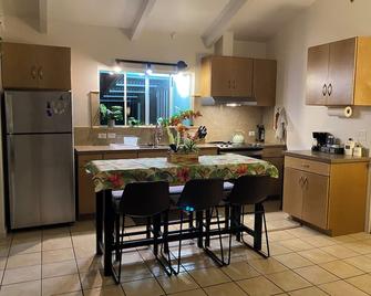 Private Home, Beaches, Volcano, Wi-Fi, Tv, Games, Fruit Trees - Keaau - Kitchen