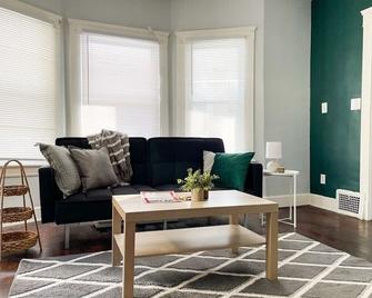 Central Almira Apt for 4 People - with Parking - Cleveland - Living room